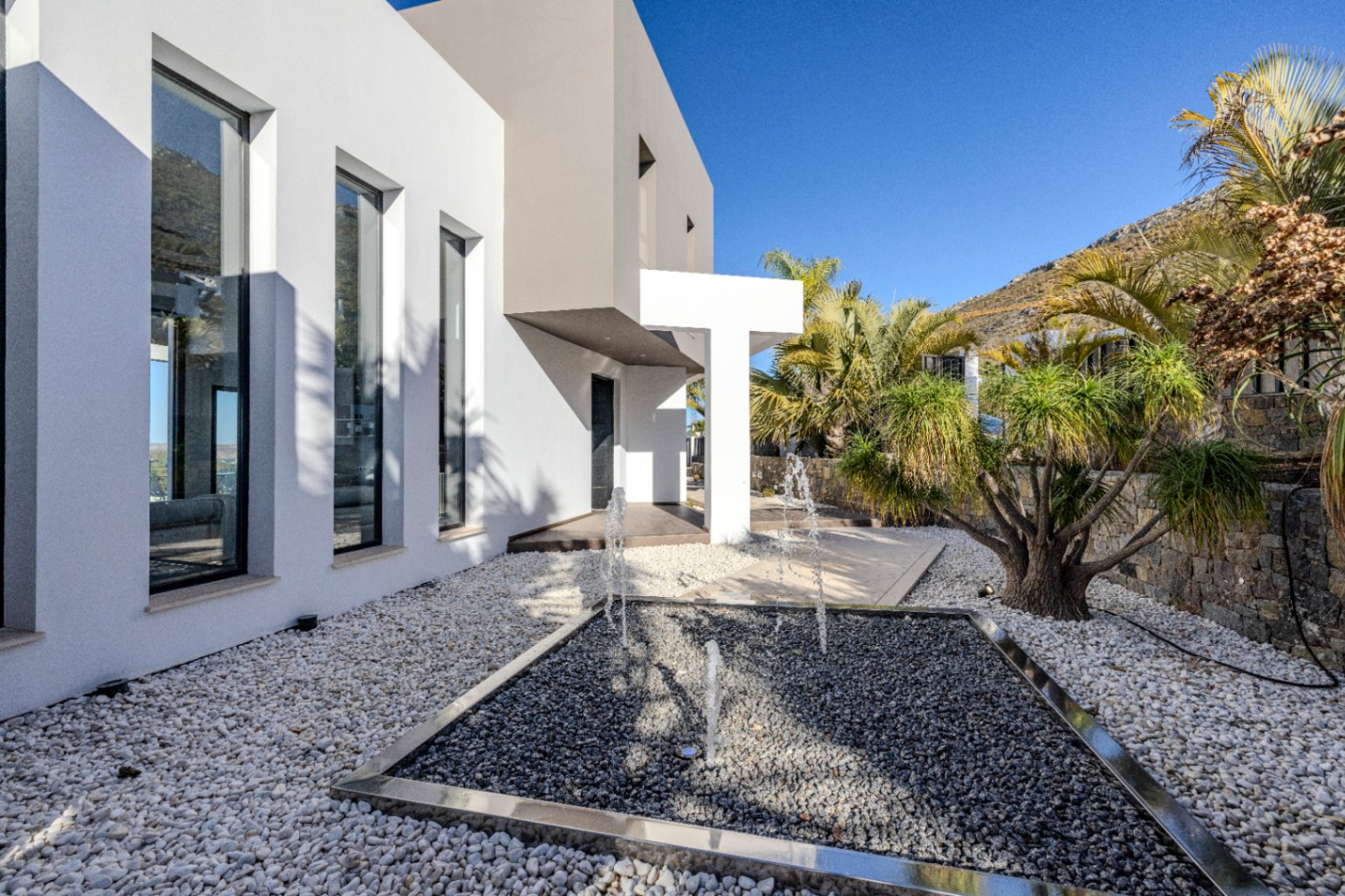 Modern 4-bedroom villa with sea and Montgó views