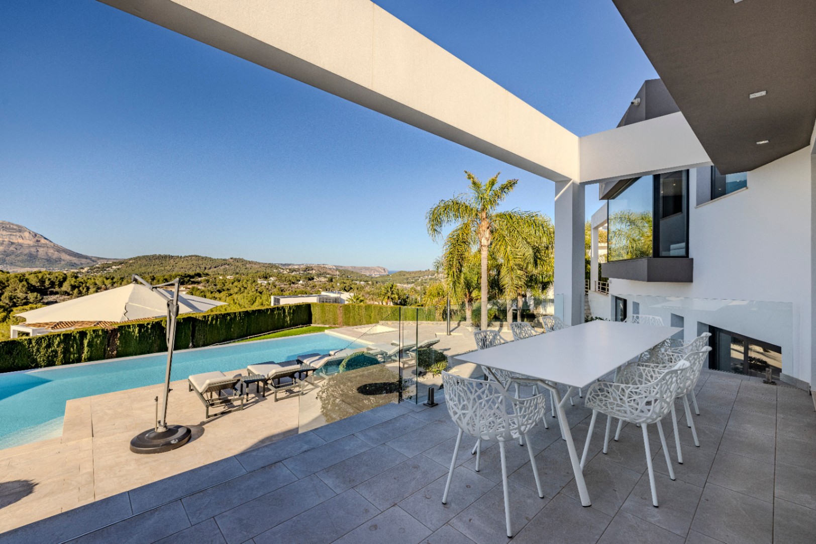 Modern 4-bedroom villa with sea and Montgó views