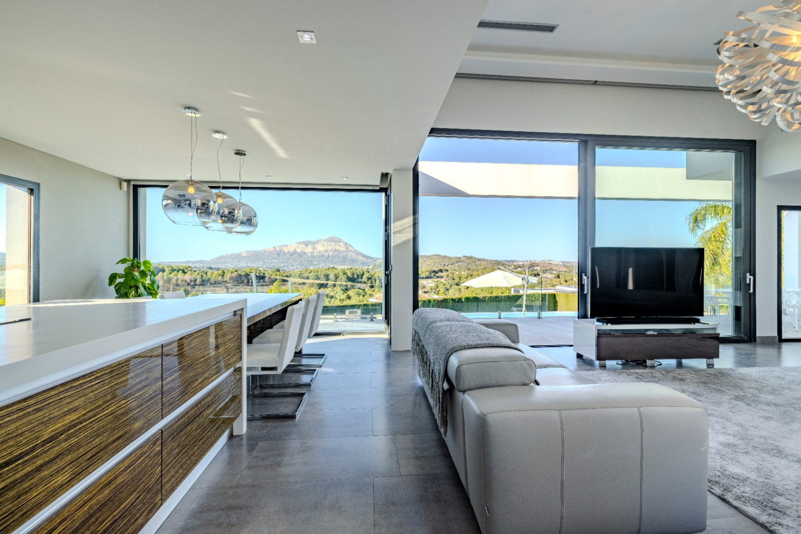Moderne Villa mit 4 Schlafzimmern und Blick auf das Meer und den Montgó
