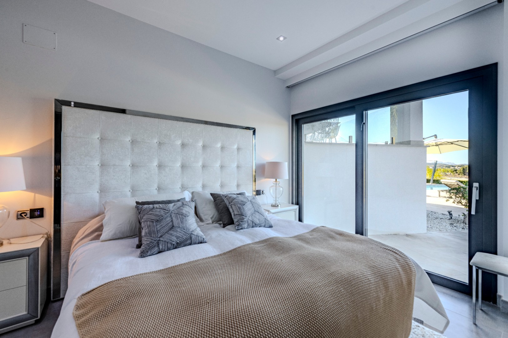 Moderno chalet de 4 dormitorios con vistas al mar y al Montgó