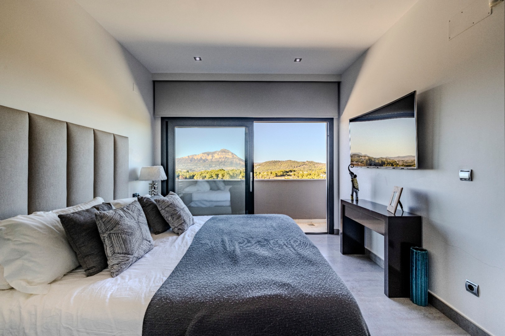 Moderno chalet de 4 dormitorios con vistas al mar y al Montgó